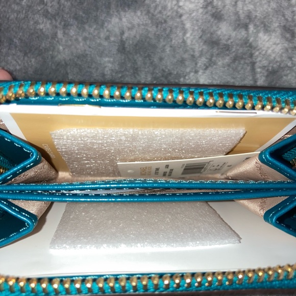 Michael Kors NWT Kenley Tote with matching wallet. - Picture 8 of 10